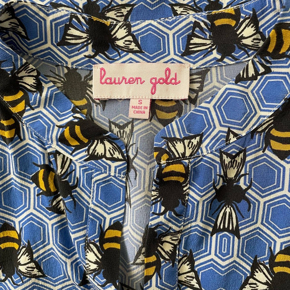 Lauren Gold sleeveless blouse, bees on honeycomb, v neck, silk top, blue white - Picture 4 of 7